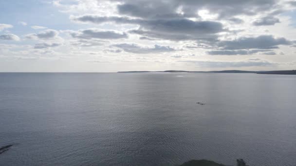 Dois Caiaques Vasto Oceano Perto Costa Irlanda — Vídeo de Stock