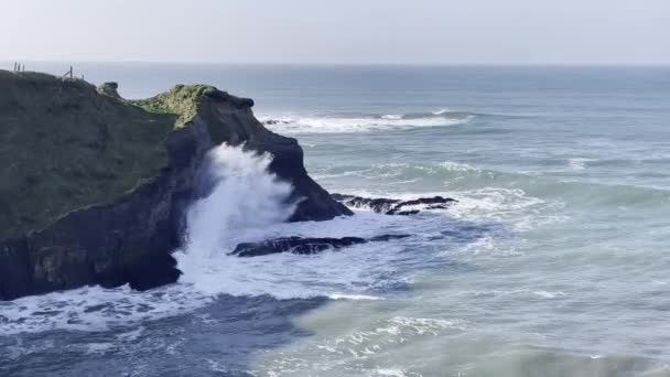 Хвилі Ються Скелі Прибережна Ірландія — стокове відео