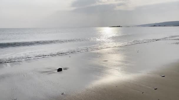 Κύματα Και Αμμώδης Παραλία Ήλιο Που Αντανακλά Στην Επιφάνεια — Αρχείο Βίντεο