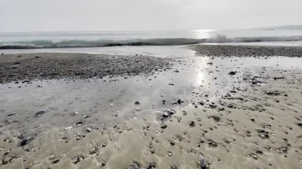 Низкоугольные Кадры Пересечения Волн Над Песком Пляже — стоковое видео
