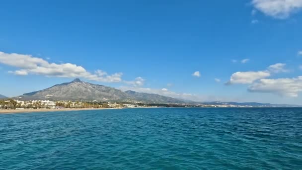 Weitwinkelaufnahme Des Berühmten Berges Concha Schönes Blaues Meerwasser Bei Marbella — Stockvideo