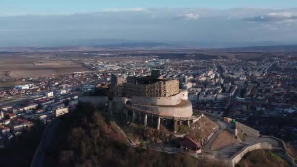 Aerial Shot City Deva Romania Epic Citadel Slowly Filling Foreground — Stok Video