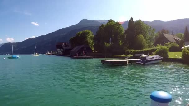 Beautiful Lake Austria Called Wolfgangssee Mountains Smooth Water Picnic Guys — Stockvideo