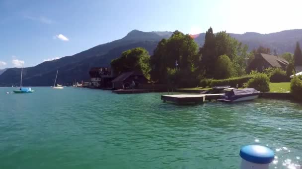 Schöner Wolfgangssee Österreich Mit Bergen Glattem Wasser Picknick Steg Mit — Stockvideo