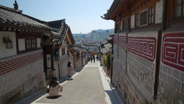Top View Tourist Visiting Bukchon Hanok Village Seoul South Korea — Stockvideo