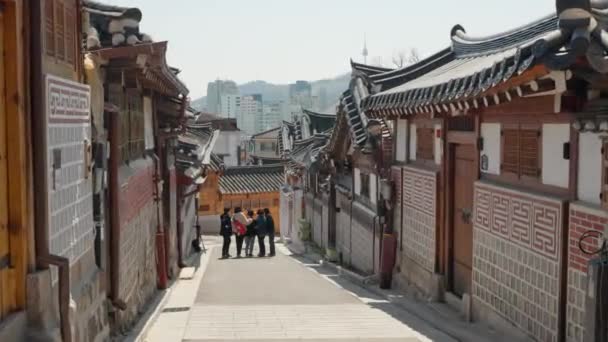 Group Tourists Take Pictures Bukchon Hanok Village Seoul Tower Background — 비디오