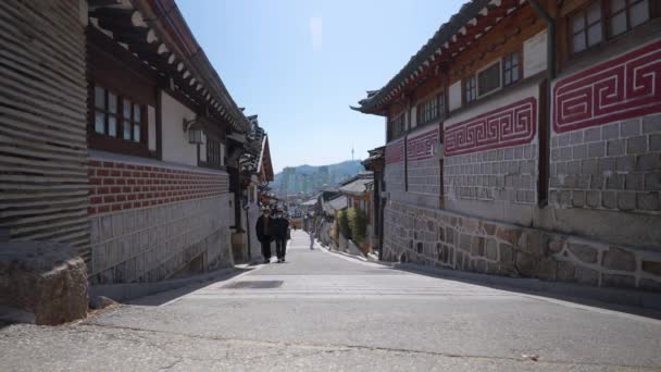 Två Män Andningsmasker Går Uppför Gatan Bukchon Hanok Village Seoul — Stockvideo