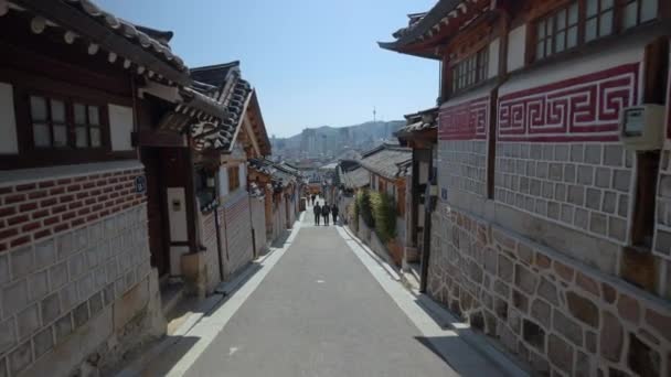 南山タワービューで韓国ソウルのブチョン韓屋村の歴史的な韓国の近所 — ストック動画