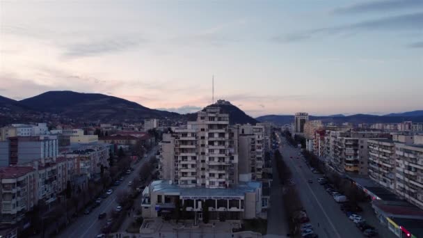 Luchtfoto Van Deva Centrum Kleine Stad Omgeven Door Karpaten Bergen — Stockvideo