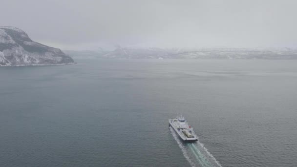 空中ドローンはオルダーデンからノルウェーのリンジートへのフェリーに続く — ストック動画