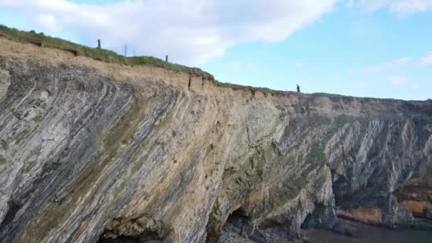 Man Running Cliff Walk Edge Aerial Footage — Stock video