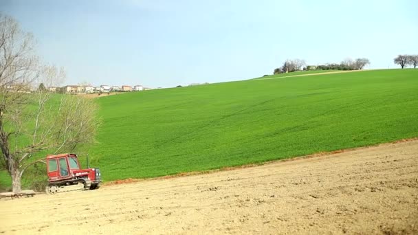 Small Tiny Red Tractor Driving Uphill Pull Triple Rolling System — Vídeo de Stock