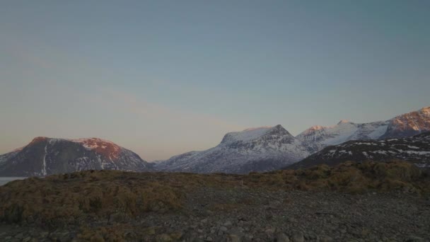 Drohne Dringt Über Hügel Ein Offenbart Bucht Berge Tromvik Kvaloya — Stockvideo