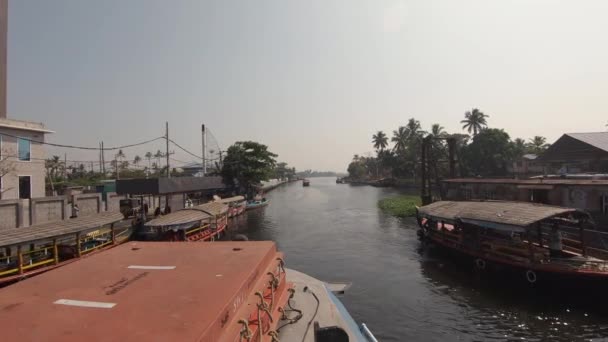 Pov Boat Cruise Waterway Wooden Boats Shore Kerala Local Lifestyle — стоковое видео