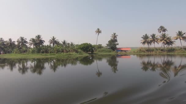 Tropiskt Landskap Fredlig Flod Yta Fartyg Navigera Längs Kerala Bakvatten — Stockvideo