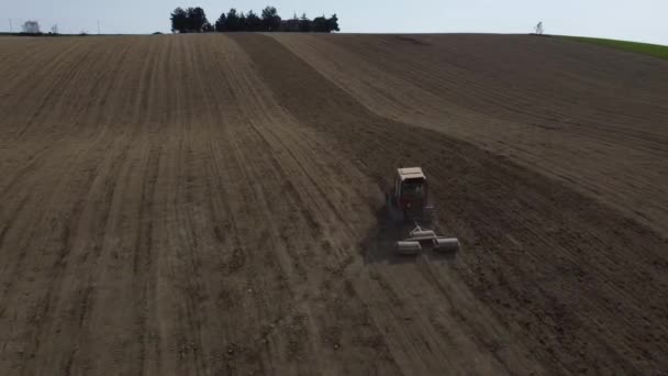 上坡农耕场用滚动土作业中的无人机跟随红色小拖拉机进行苗床准备 — 图库视频影像