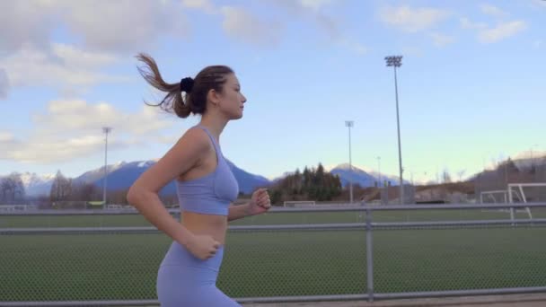 Slowmo Προφίλ Ακολουθήστε Shot Αθλητική Γυναίκα Jogs Τροχιά Που Αντιμετωπίζει — Αρχείο Βίντεο