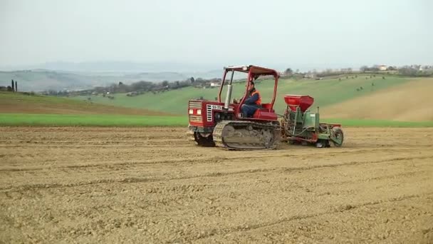 Crawler Červený Traktor Vytáhnout Secí Stroj Malebné Italské Kopce Zemědělské — Stock video