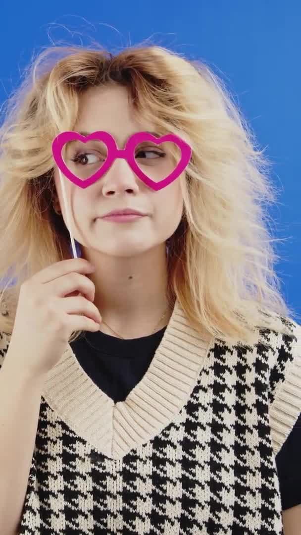 Pionowe Strzał Dziewczyna Miłości Różowym Kształcie Serca Okulary Rekwizyt Photo — Wideo stockowe