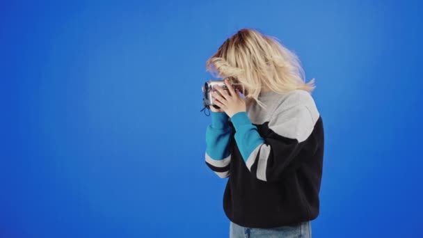 ハッピーライトヘアの女がレトロなカメラでビデオを撮影 — ストック動画