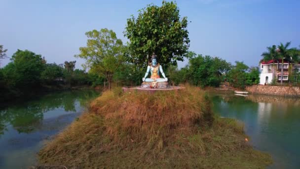 Blue Statue Hindu God Shiva Sitting Cross Legged Islet Surrounded — стокове відео