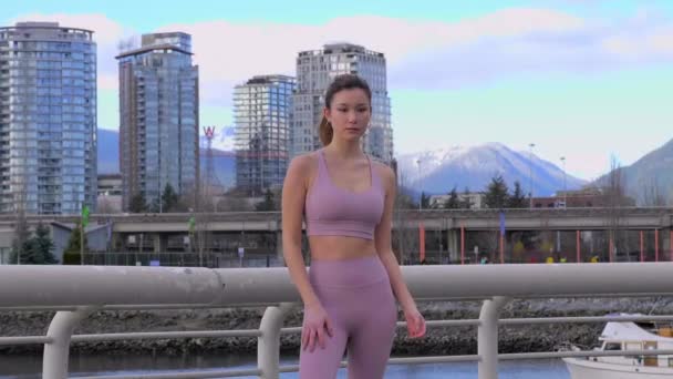 Modell Kvinna Poserar Athleisure Leggings Och Sport Med Stad Bakgrund — Stockvideo