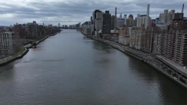 Lapso Tiempo Aéreo Sobre Río Este Con Roosevelt Island Manhattan — Vídeos de Stock