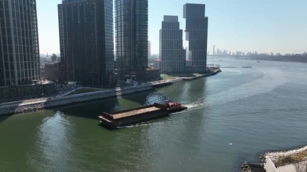 Widok Powietrza Barki Płynącej Dół Newtown Creek Nowymi Wieżowcami Brooklynie — Wideo stockowe