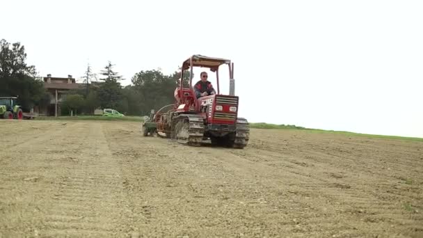 Italian Farmer Driving Crawler Red Tractor Pulling Seeding Drill Hydraulic — Vídeo de Stock