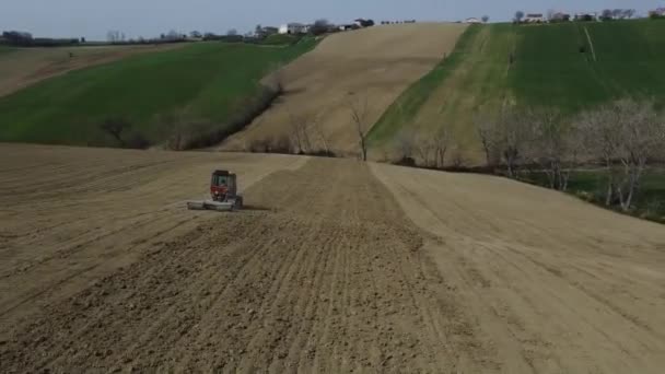 Drone Rotating Red Tractor Soil Rolling Plowing Land Scenic Hill — Vídeo de Stock