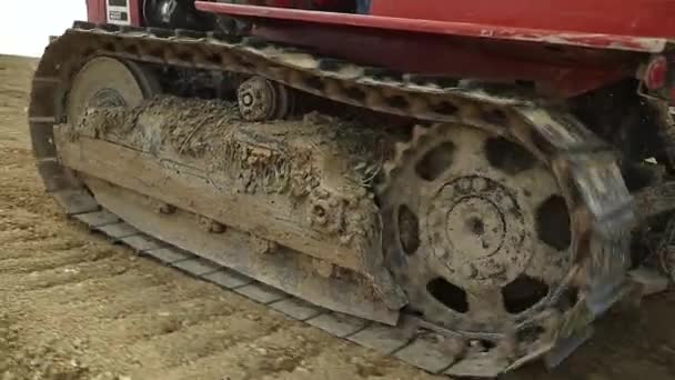 Detailní Záběr Transportního Traktoru Nepřetržitým Válečkovým Řemenem Přes Kolečka Každé — Stock video