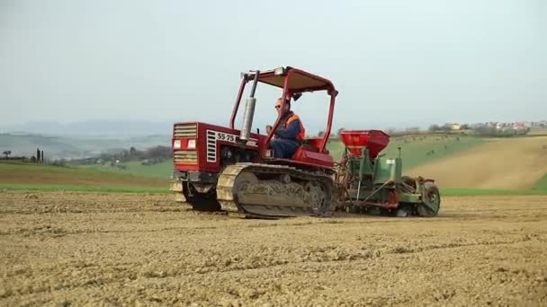 Happy Enthusiastic Farmer Driving Crazed Tractor Seed Drill Machine Uphill — Vídeo de Stock