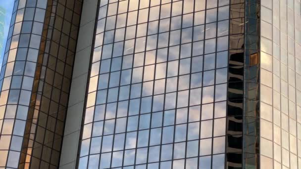 Edificios Corporativos Exteriores Con Ventanas Vidrio Reflectantes Que Reflejan Hermoso — Vídeos de Stock