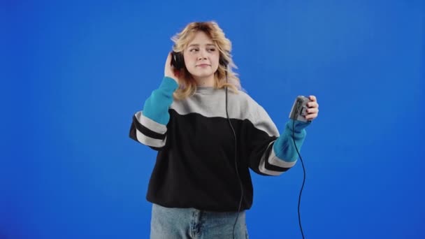 Молода Жінка Насолоджується Прослуховуванням Музики Від Cassette Player Навушниками — стокове відео
