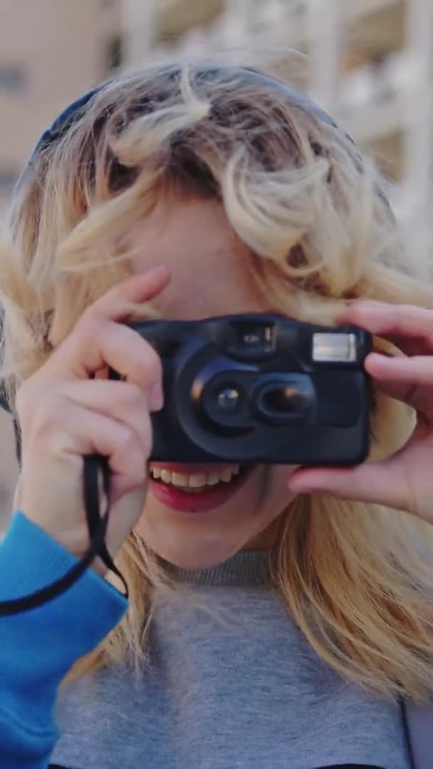 Pionowy Młody Podróżnik Robiący Zdjęcia Cieszący Się Podróżą Europejskiego Miasta — Wideo stockowe