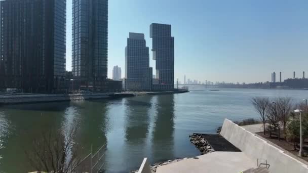 Widok Powietrza Newtown Creek Nowych Wieżowców Brooklynie Tle Słoneczny Dzień — Wideo stockowe