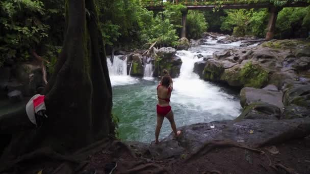 Amplia Foto Mujer Saltando Columpio Cuerda Cascadas Costa Rica — Vídeos de Stock