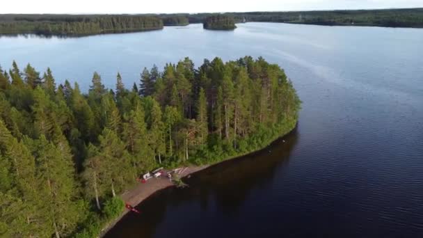 Dron Strzał Obracający Się Wyspy Środku Północnego Jeziora Kajakiem Brzegu — Wideo stockowe