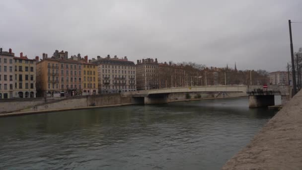 フランス リヨンのゴシック様式の建物に囲まれた川で撮影された街のパノラマ — ストック動画