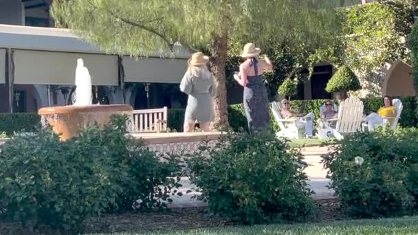 Two Ladies Walking Scenic Winery Courtyard Water Fountain Temecula — Stock Video