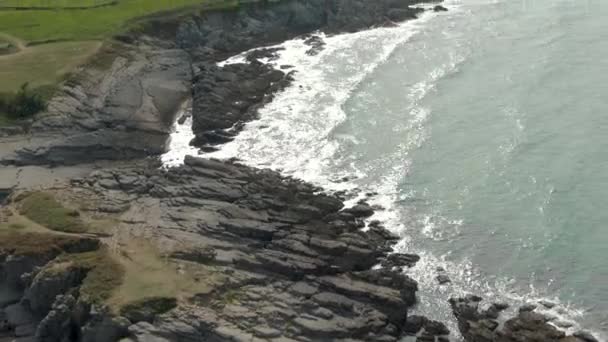 Drone Rises Slowly Sea Waves Crash Relentlessly Jagged Grey Rocky — Video Stock