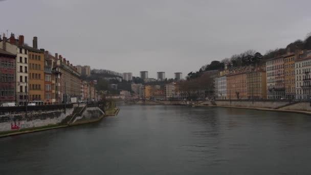 Río Saone Que Fluye Tranquilamente Través Edificios Ciudad Lyon Francia — Vídeos de Stock