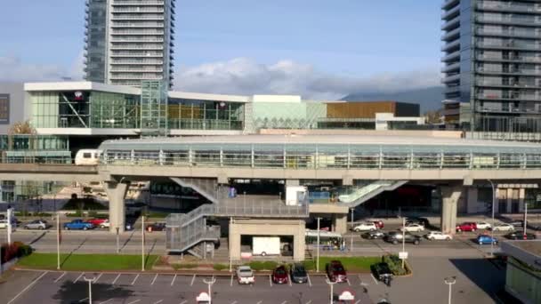 ブレントウッド タウン センター スカイトレイン駅カナダのブリティッシュコロンビア州バーナビー市にある 空中スライドショット — ストック動画
