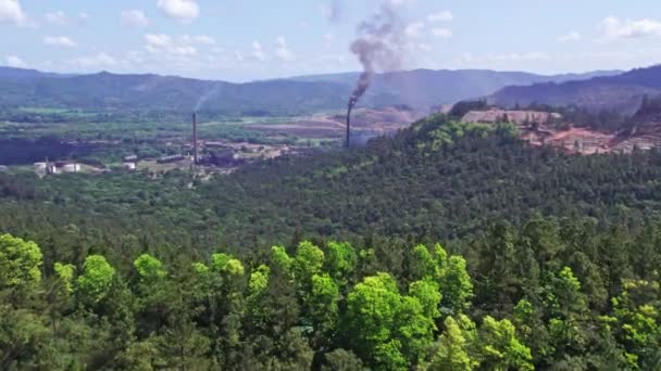 Letecky Vpřed Přes Zelenou Krajinu Kouřícími Komíny Niklovém Dole Loma — Stock video