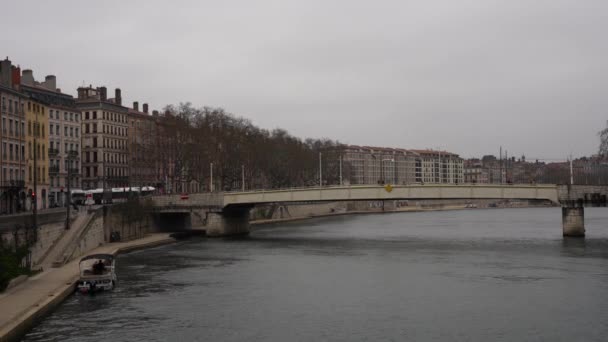 Fransa Lyon Nehir Köprü Tramvay Binalarla Huzurlu Şehir Manzarası — Stok video