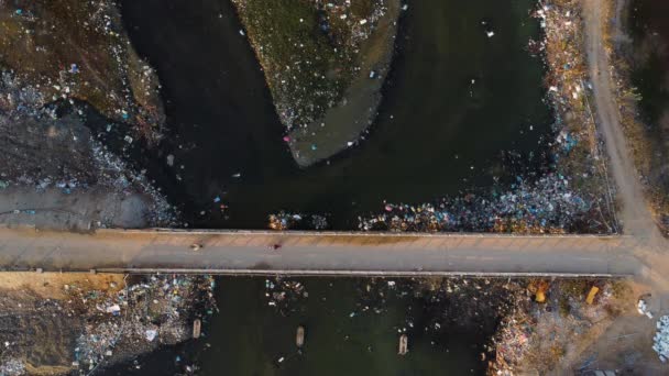 Vietnamezen Gooien Afval Lokale Rivier Landschap Gevuld Met Afval Bovenaanzicht — Stockvideo