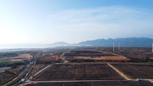 Windkraftanlage Und Viele Sonnenkollektoren Der Flachen Landschaft Vietnams Luftaufnahme — Stockvideo