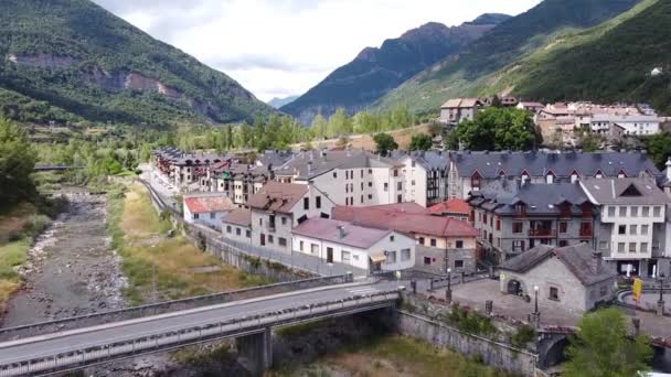 西班牙比利牛斯省阿拉贡Huesca的Biescas 山地村空中无人机视图 — 图库视频影像