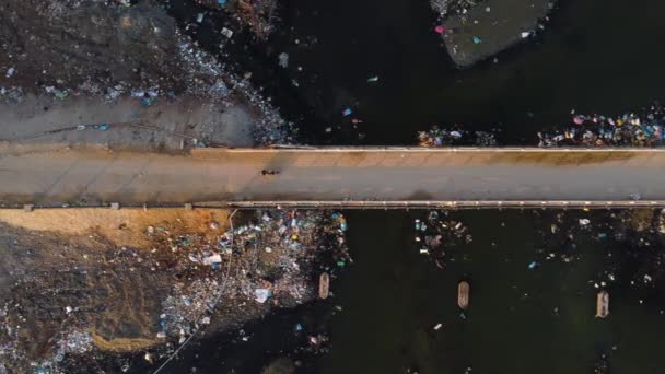 Luchtfoto Van Oude Smalle Hangbrug Met Scooter Die Een Vervuilde — Stockvideo