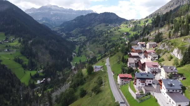 Vista Aérea Pueblo Montaña Trentino Tirol Del Sur Dolomitas Italia — Vídeos de Stock